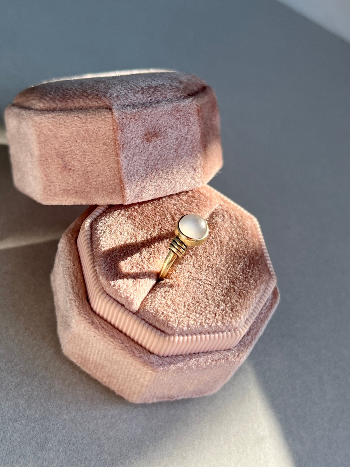 Vintage 14k Gold Cat’s Eye Moonstone Cabochon Ring